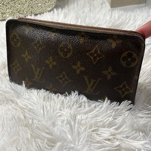 Louis Vuitton Monogram Zippy Wallet